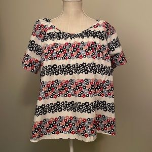 🏖️NWT Crown & Ivy Floral Top - size Med